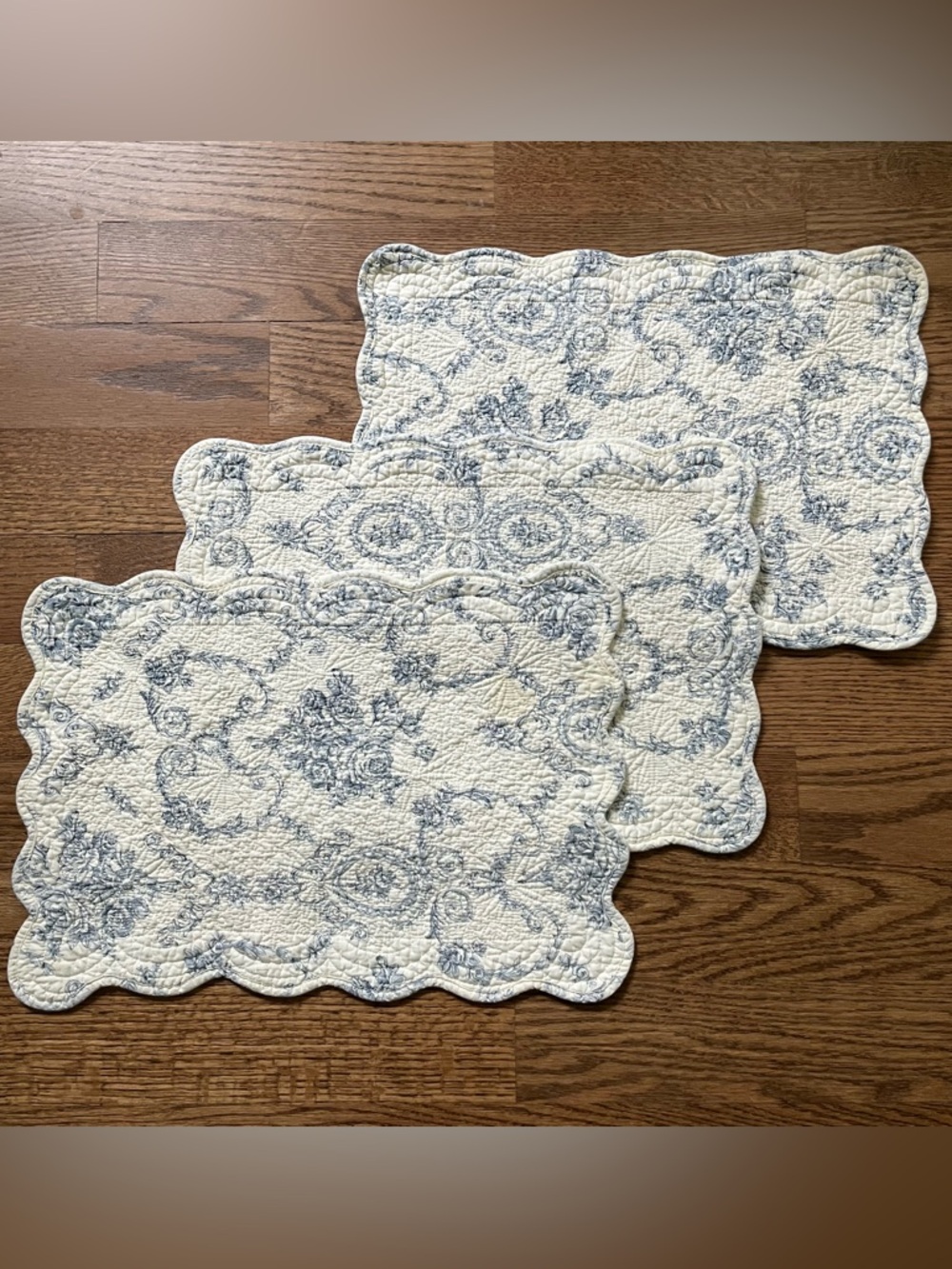 Scalloped Quilted Placemat Set Blue Toile Classic Cottagecore Shabby Chic Decor - Picture 1 of 3